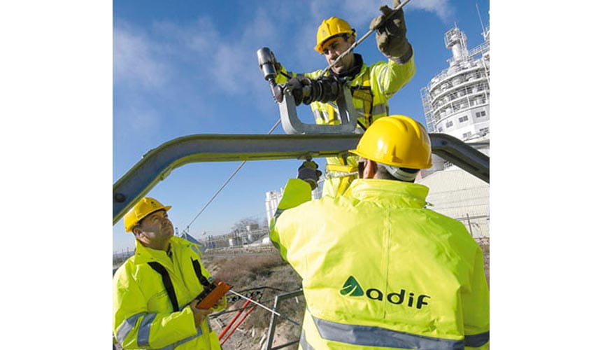 Montadores Eléctricos de ADIF trabajando en instalaciones de la red ferroviaria