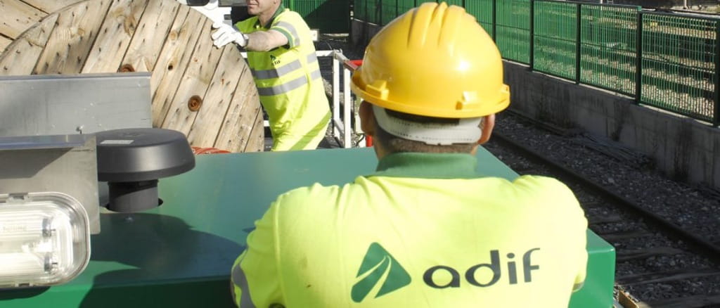 Intervención técnica en infraestructura eléctrica junto a la vía