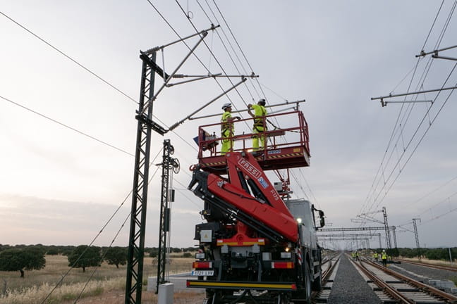 Trabajos en catenaria desde plataforma elevada durante la banda de mantenimiento nocturna