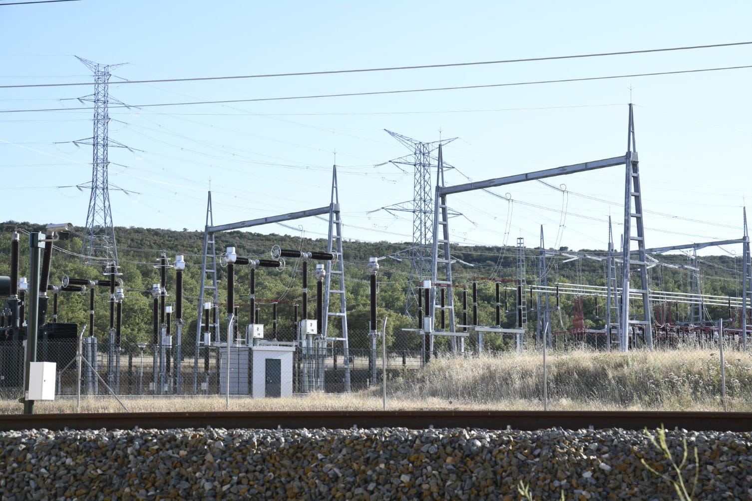 Subestación eléctrica ferroviaria: parte esencial de la infraestructura que mantiene el Montador Eléctrico