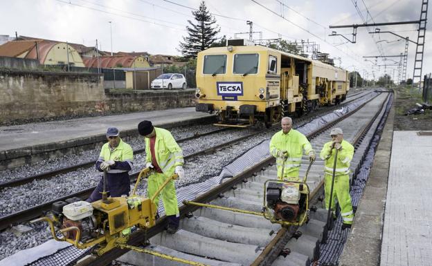 Brigada de vía ferroviaria ADIF con maquinaria especializada de conservación y mantenimiento