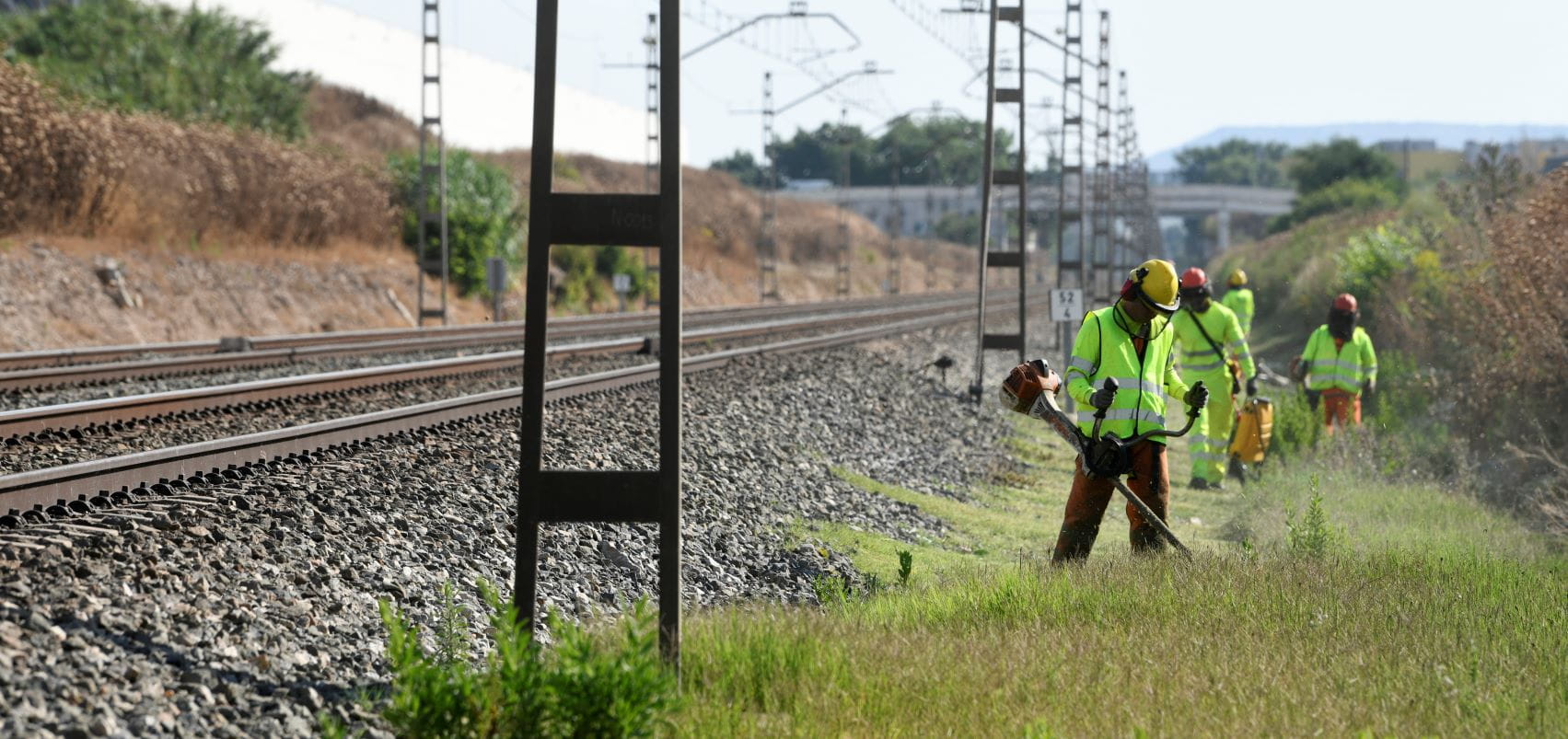 Brigada de conservación de la vía realizando trabajos de mantenimiento en la red ferroviaria