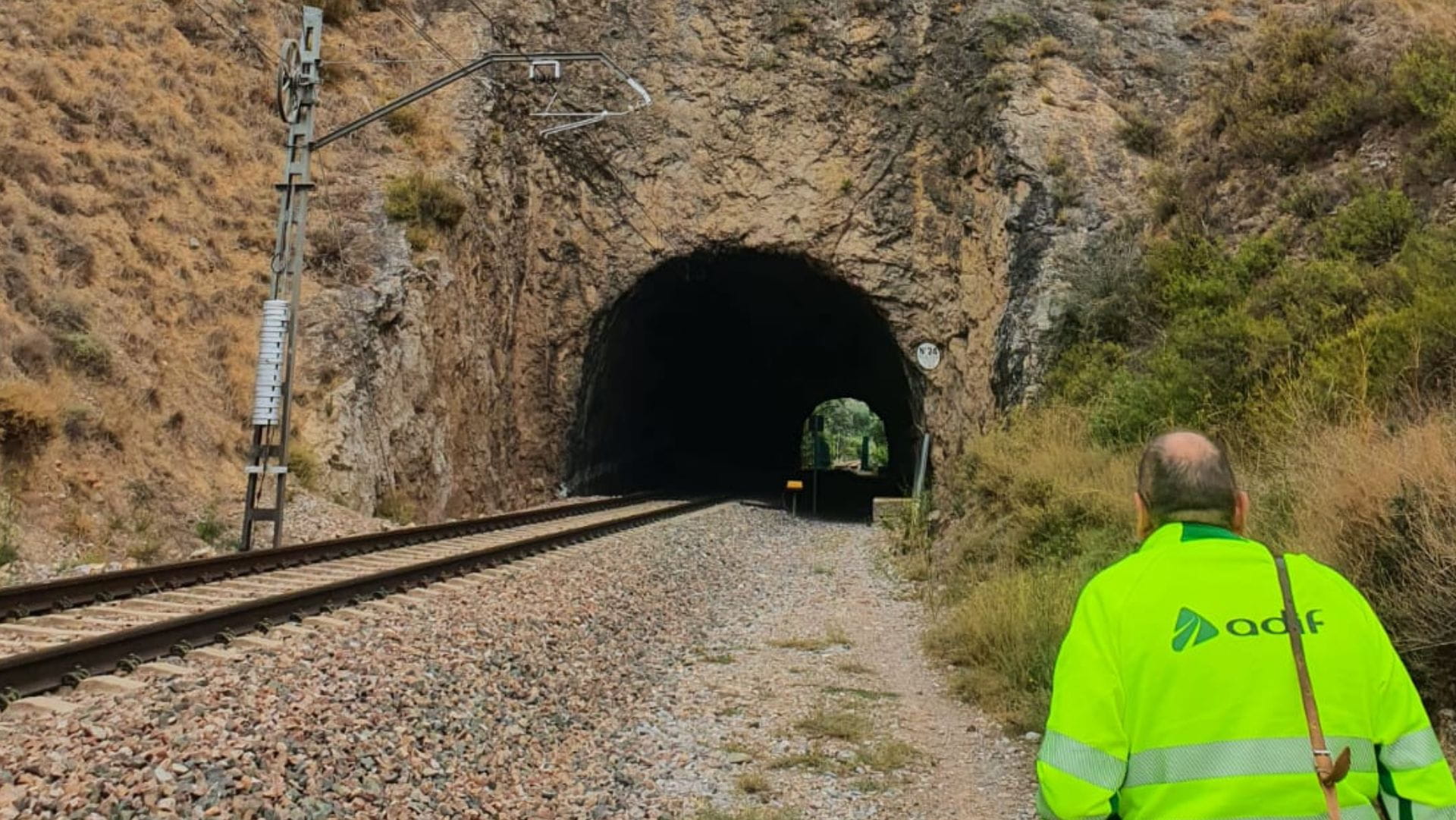 Brigada de conservación de la vía realizando trabajos de mantenimiento en la red ferroviaria